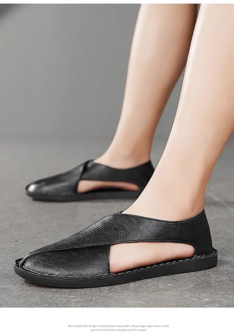 Herren-Braune Echtleder-Slip-on-Strandsandalen mit schwarzen Leder-Slip-on-Schuhen mit minimalistischer Gestaltung und Aussparungsdetails.