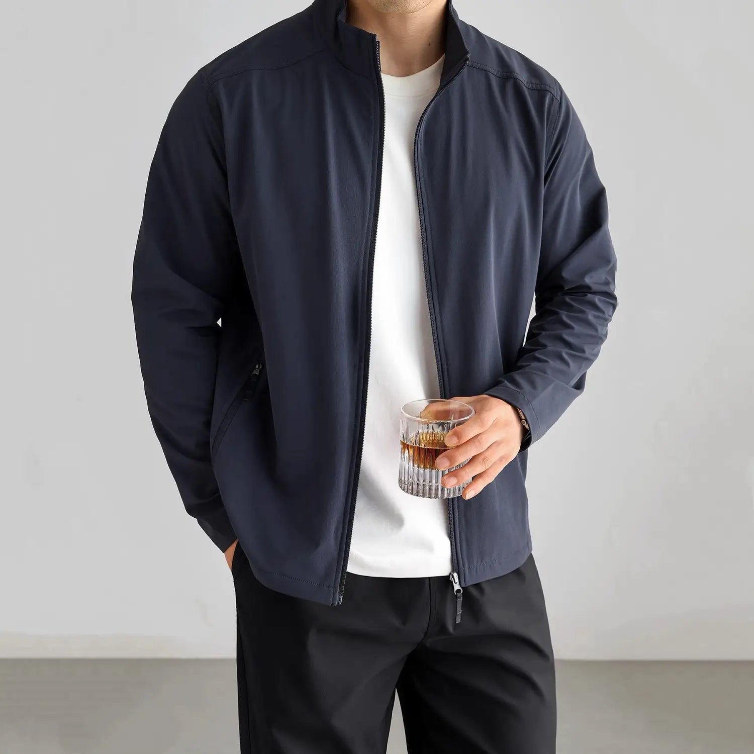 Veste bomber légère bleu marine pour homme, avec un design moderne et épuré et des détails de surpiqûres subtils pour un usage décontracté pour l’extérieur et le trajet quotidien.