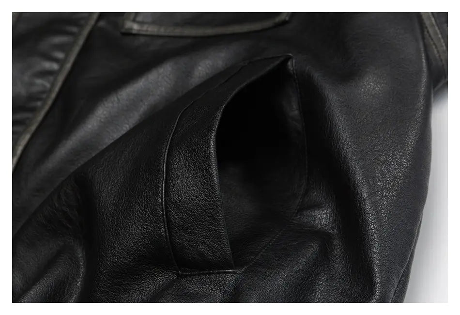 Biker-Bomberjacke aus Kunstleder in Schwarz mit glatter, leicht glänzender Oberfläche und sichtbarer Ziernähte entlang der Naht, mit Utility-Taschen.