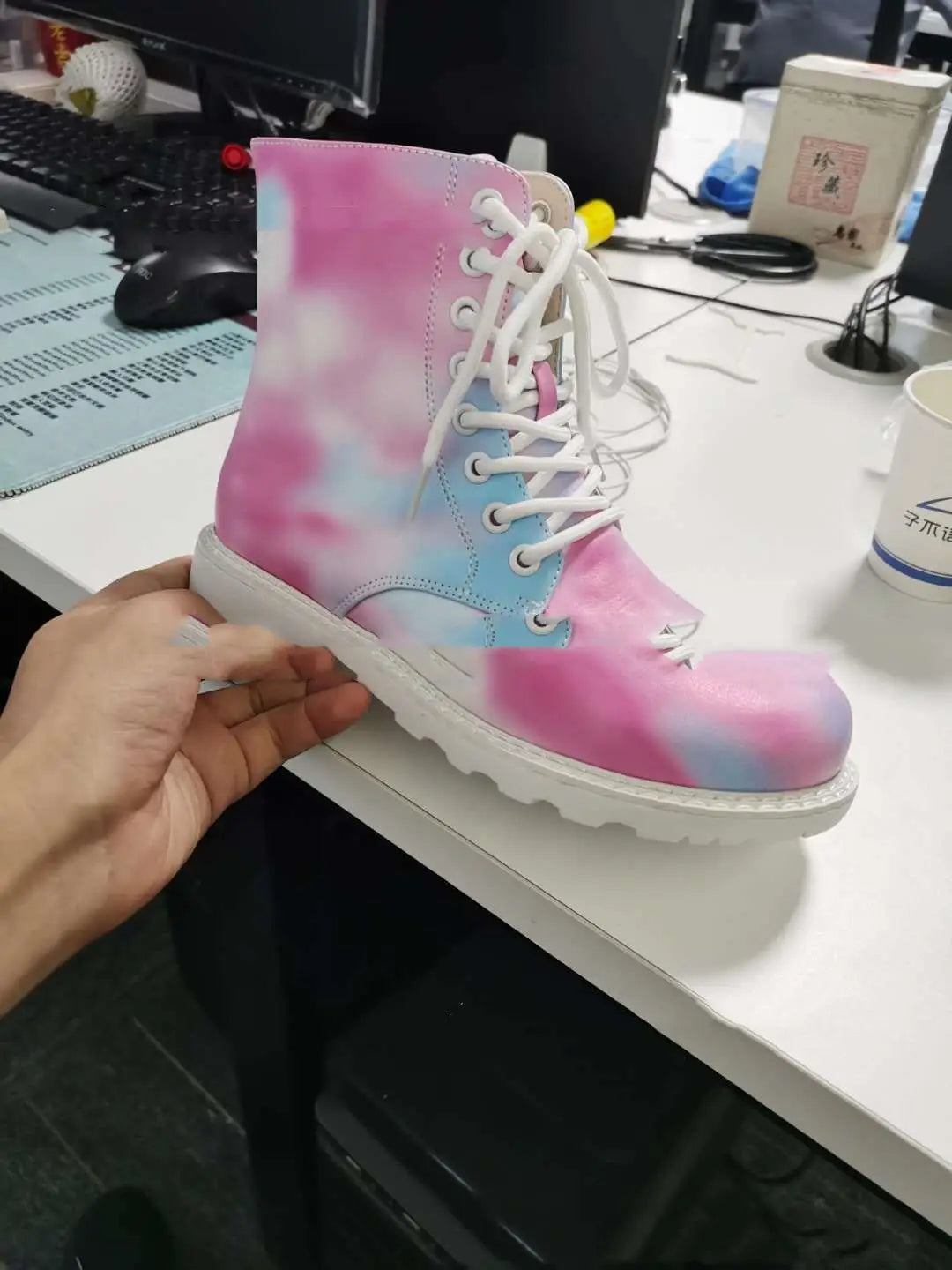 Rosa Batik-Combat-Boot mit hellem Blau- und Weiß-High-Top-Design, weißen Schnürsenkeln und einer klobigen weißen Sohle.