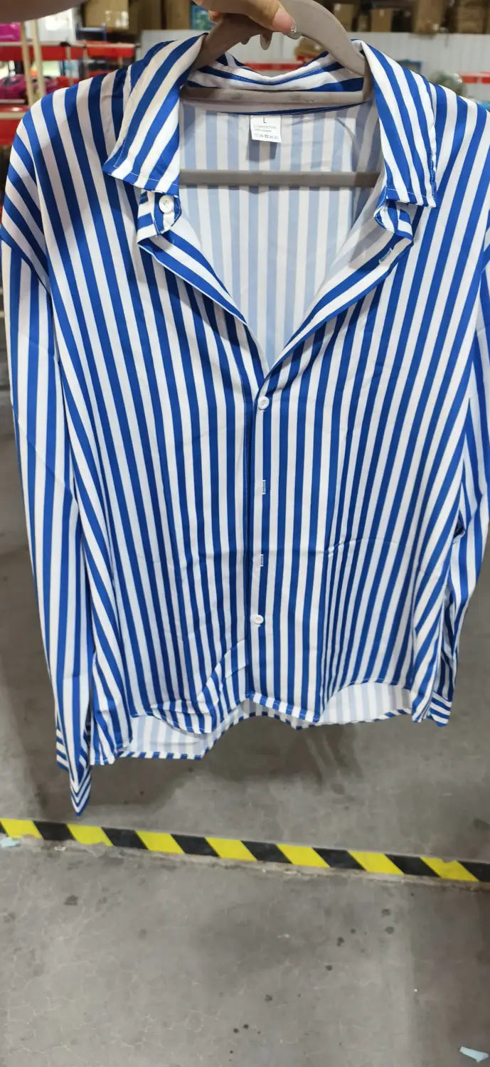 Chemise décontractée à manches longues rayée verticalement bleu et blanc pour hommes, à patte boutonnée et col, suspendue sur un cintre.