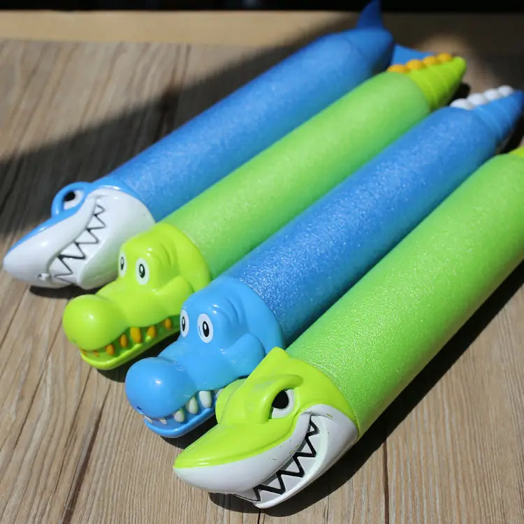 Pistolets à eau blasters en mousse de couleur vive, en forme de requins, pour enfants, avec des formes de crocodiles et de requins, des visages de dessin animé ludiques, des dents acérées et des yeux mobiles pour des jouets de piscine.