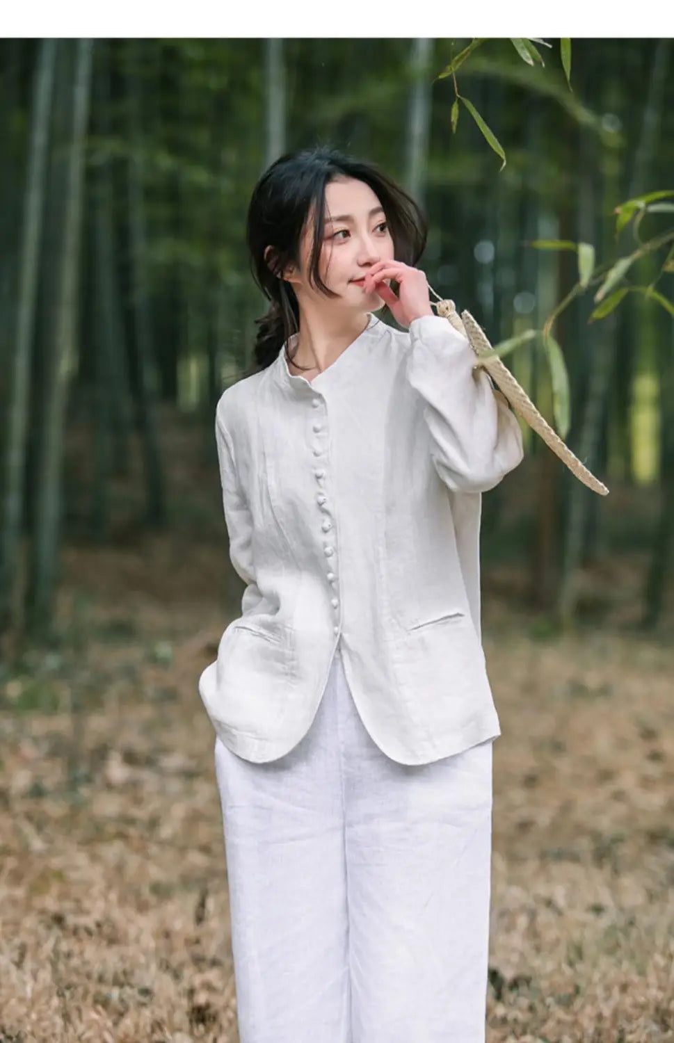 Weiße Leinenbluse mit Perlmuttknöpfen und relaxedem Schnitt, ausgestellt als Frontansicht zur Ergänzung des Produkts „Leinen-Patchworkjacke mit relaxedem Schnitt“.