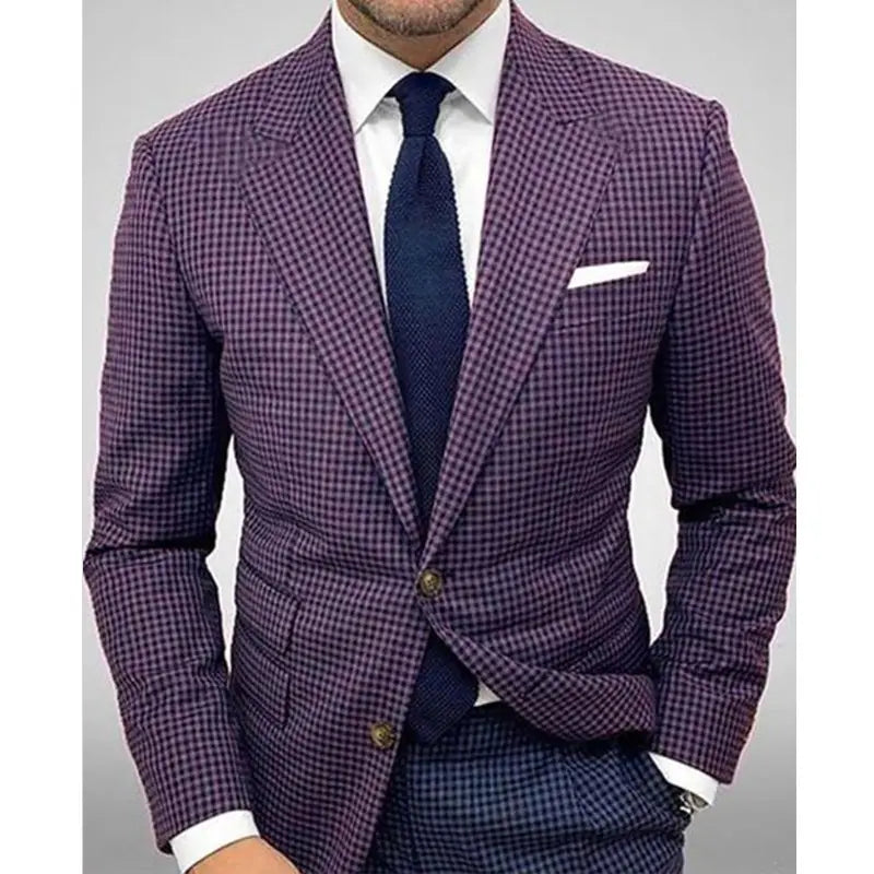 Karierter Herren-Blazer Slim Fit aus Lila und Navy mit passenden Hosen, mit goldfarbenen Knöpfen und einem weißen Einstecktuch, tailliert für den lässigen Einsatz.