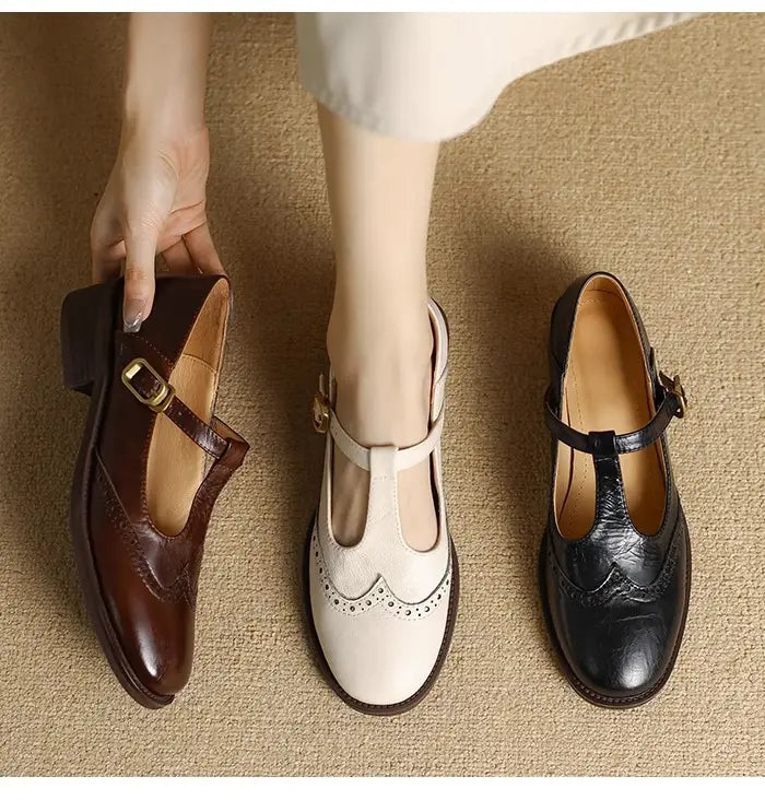 drei Paar Brogue-Mary-Jane-Pumps mit klobigem Absatz aus Leder in Braun, Creme und Schwarz mit dekorativer Brogue-Verzierung