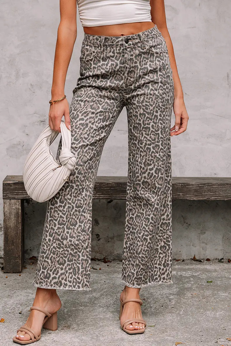 Jean en denim à taille haute avec un motif imprimé léopard gris et noir atténué et un ourlet légèrement effiloché.