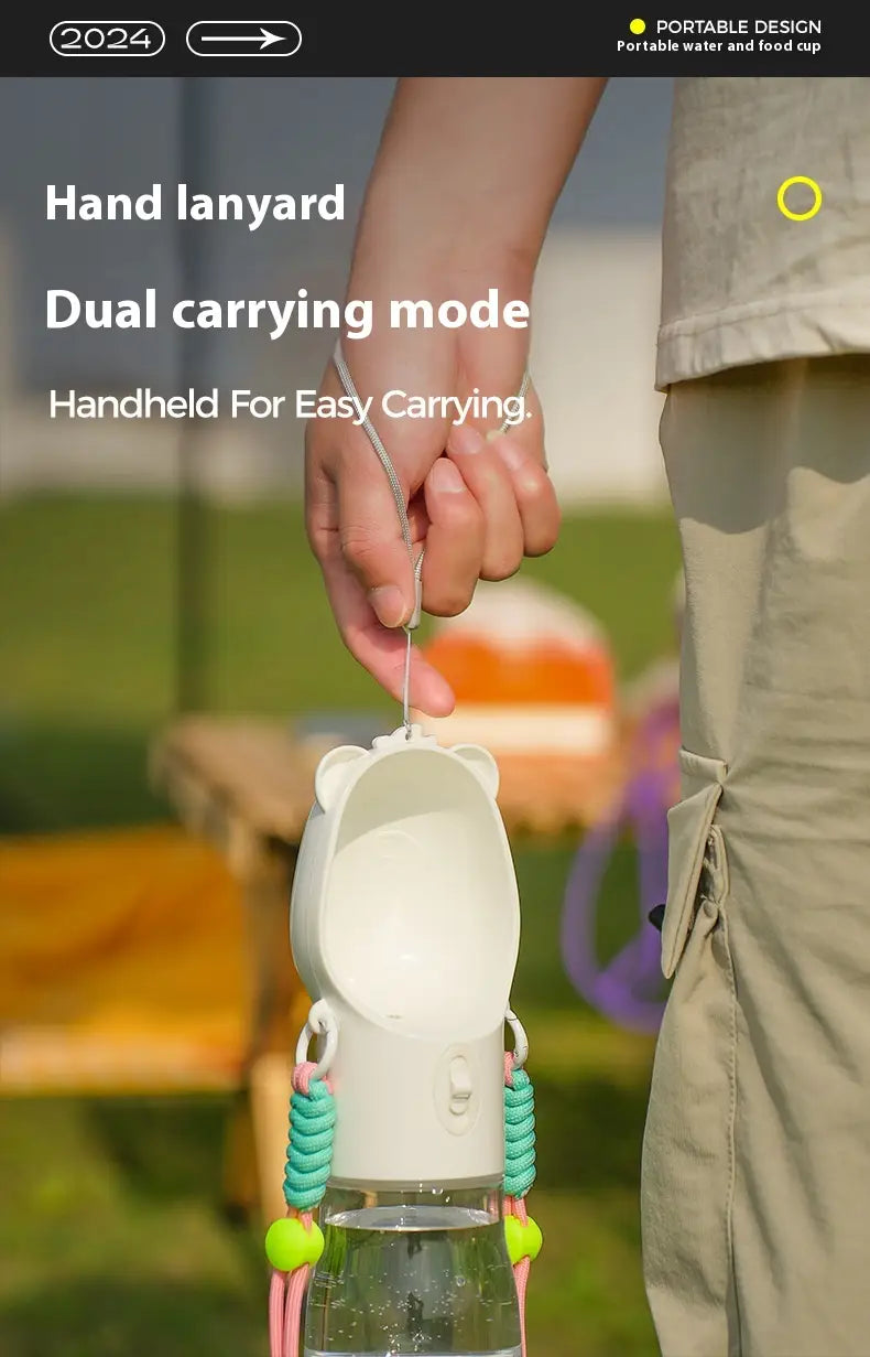 Distributeur portable pour eau et nourriture pour chien en forme d’ours blanc, avec des pompons à perles turquoise et vert citron pour plus de praticité et de portabilité.