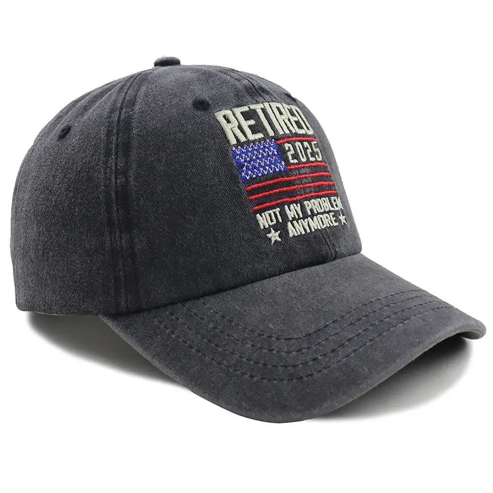 Dunkelgraue, abgegriffene Baumwoll-Baseballmütze mit besticktem Text „retired 2025 not my problem anymore“ und einem verblassten Design mit amerikanischer Flagge für die Pensionierung 2025.