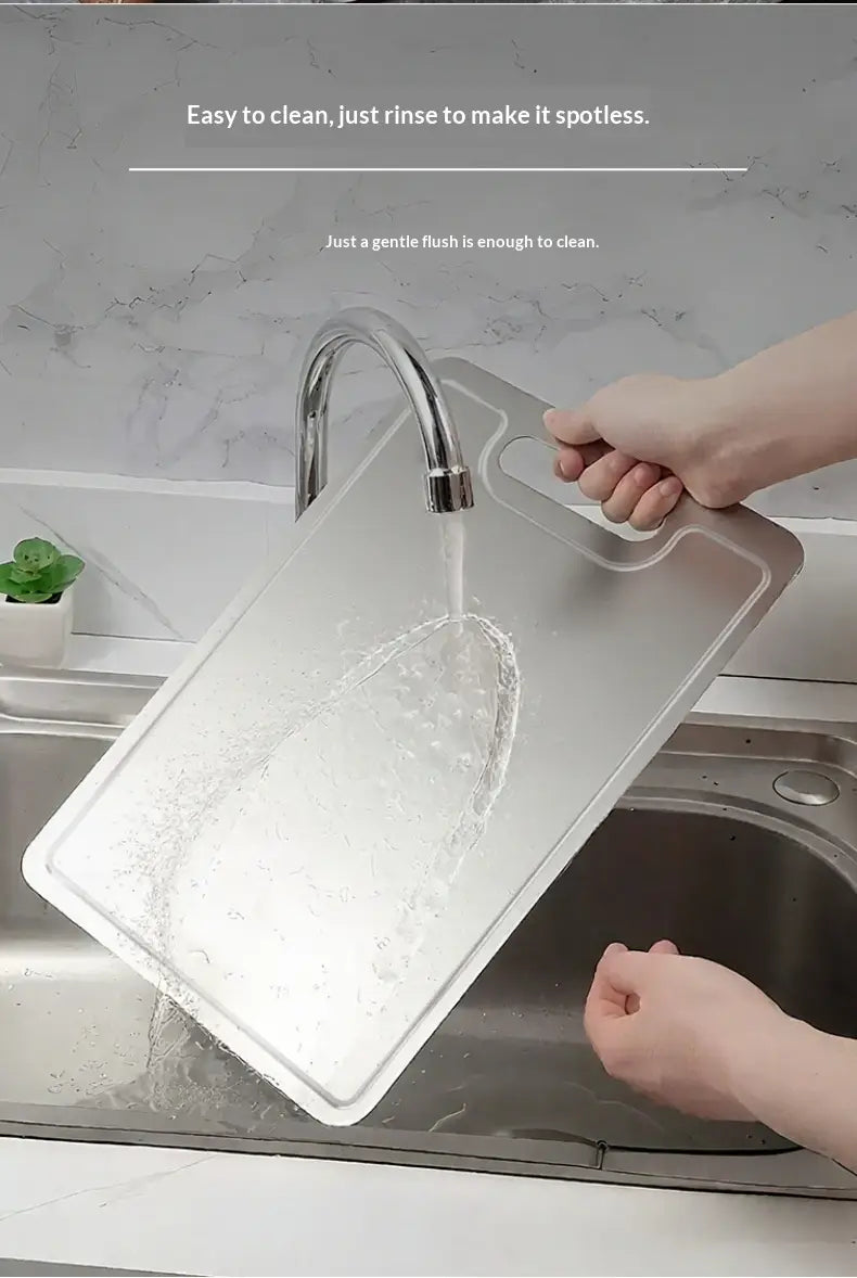 Schneidebrett aus silbernem Edelstahl, mit Titananteil, mit eleganter rechteckiger Form und integriertem Griff für mobiles Zerkleinern von Metall.