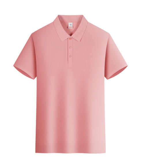 Ein weichrosa Herren-Strickpolohemd mit Textur aus Baumwolle mit kurzen Ärmeln, klassischem Kragen und Dreiknopf-Leiste für den Freizeitgebrauch.