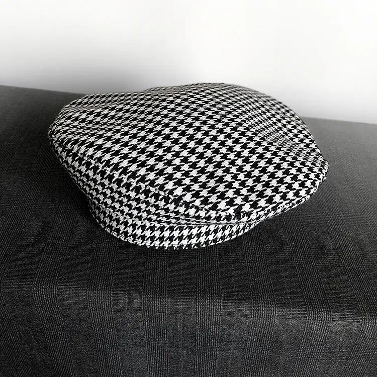 Chapeau en laine béret noir pour peintre, pour femmes, présentant une casquette plate classique à motif pied-de-poule noir et blanc, réalisée dans un tissu tissé.