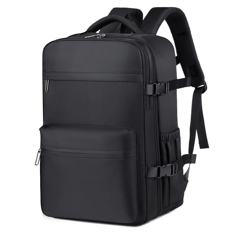 Mochila negra de nailon con compresión al vacío para laptop de 15 pulgadas y 35 L, con múltiples compartimentos con cremallera y correas de hombro ajustables, mostrada desde el lado posterior.