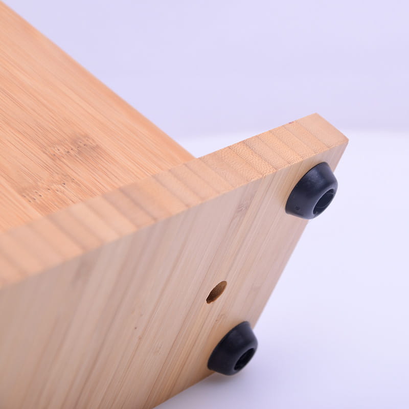 Ein hellfarbener Bambus-Holzregal mit schwarzen Gummifüßen für den Bambus-Magnetmesserhalter-Universalblock in vier Größen.