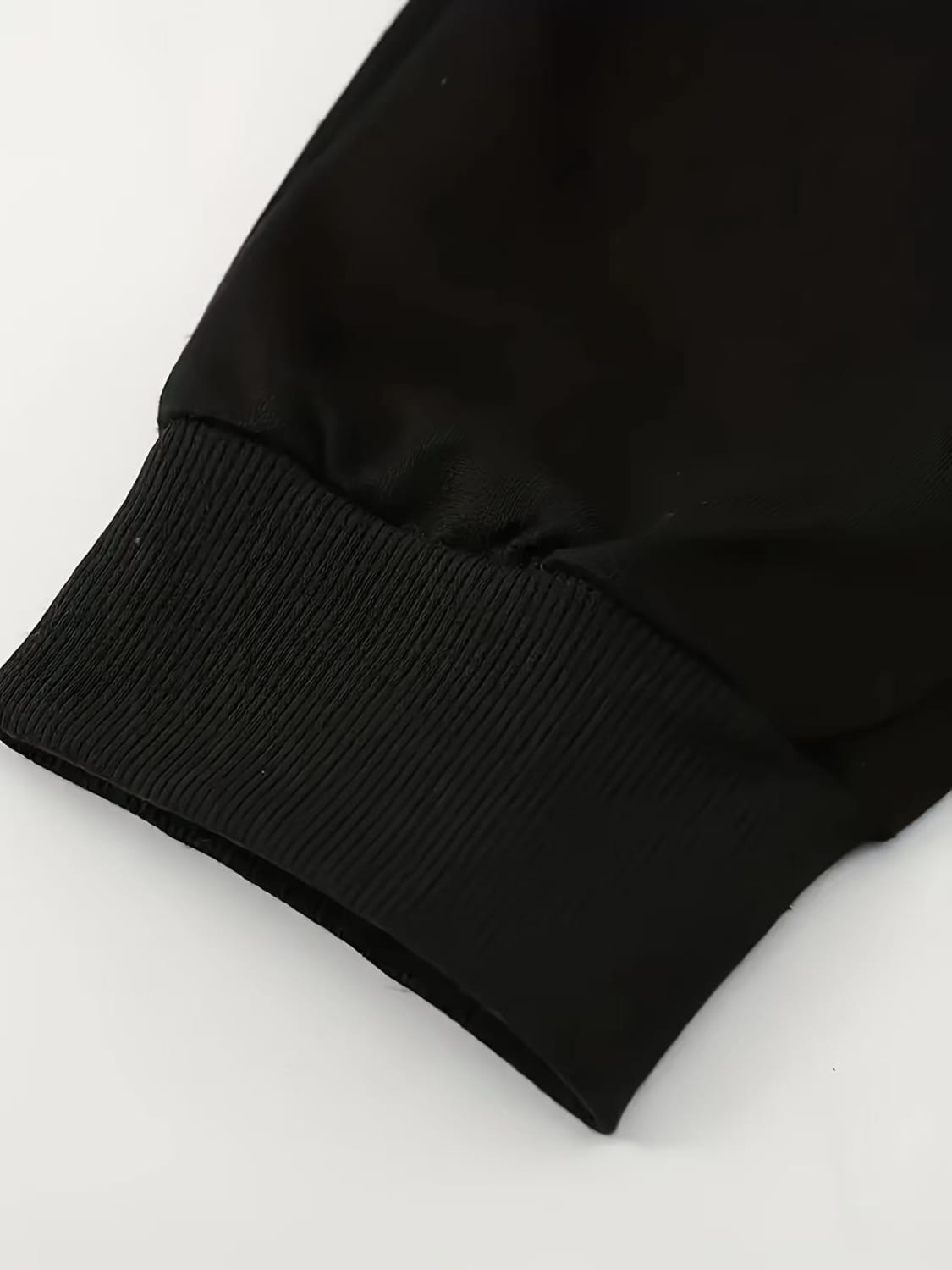 Schwarzer gerippter Strickbund am Ärmel von Herren-Frottee-Jogginghosen im Casual-Streetwear-Stil Sweatshirt.
