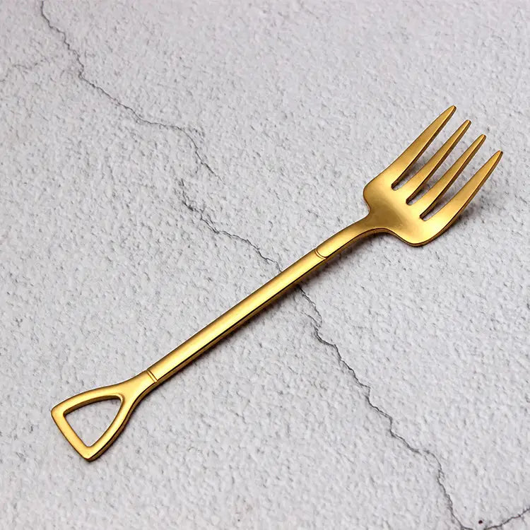 Goldfarbene Edelstahl-Dessertgabel mit eleganter moderner Gestaltung und markantem dreieckigem Griff aus dem Set der Edelstahl-Schaufel-Löffel-Dessertgabel.