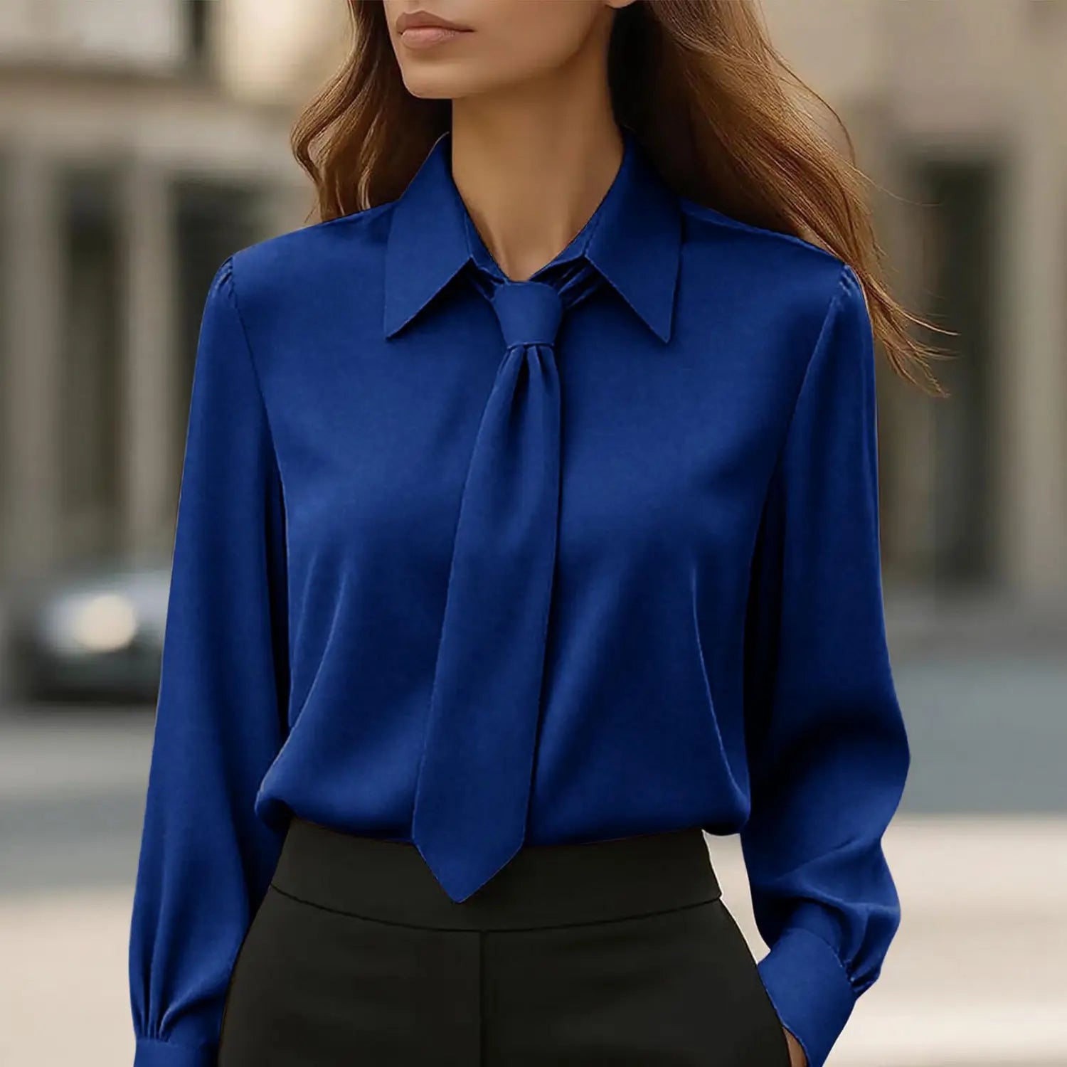 Camisa de satén azul real vibrante con cuello tipo lazo y manga larga, con cuello clásico y detalle de lazo anudado en el cuello.