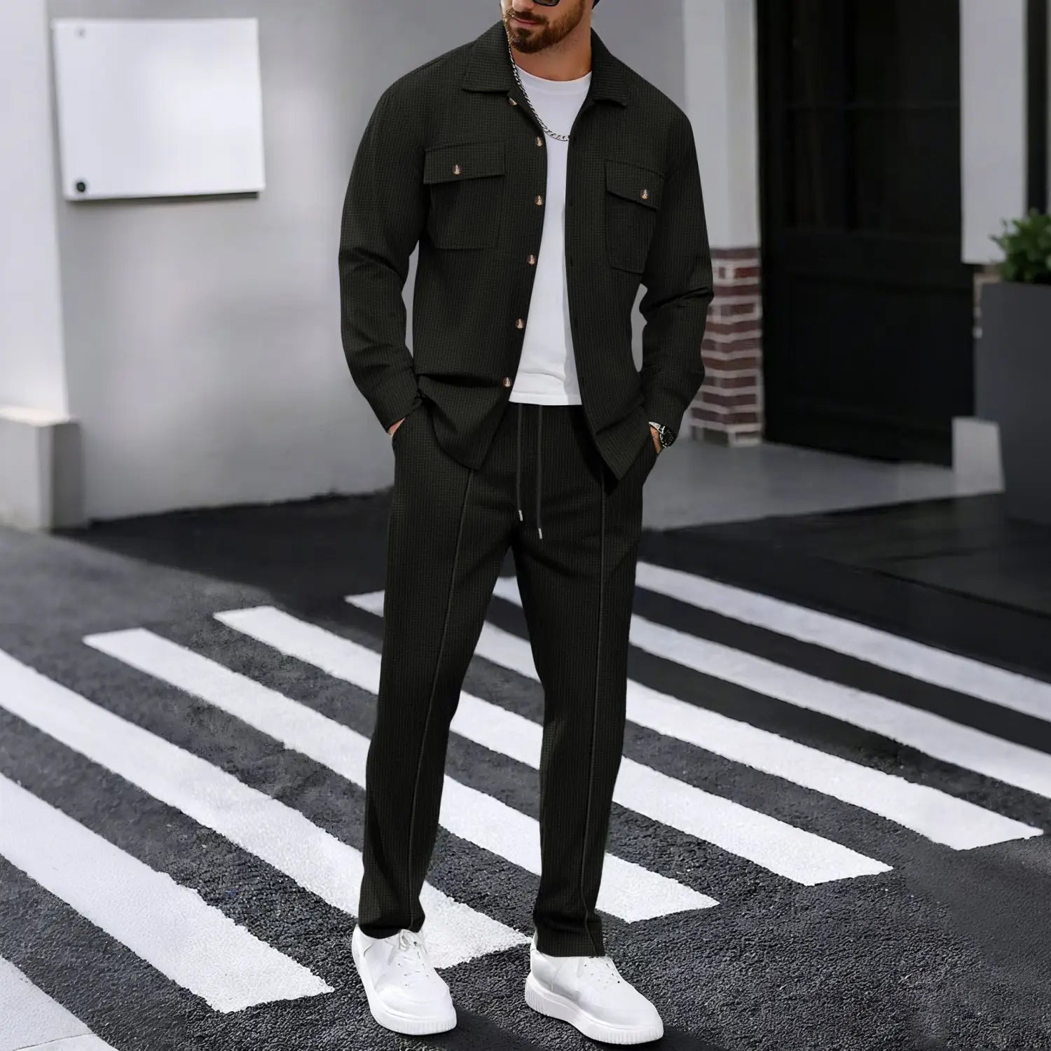 Ensemble pour hommes en molleton de type waffle à manches longues, comprenant une veste en denim à fines rayures noires avec deux poches poitrine et des fermetures boutonnées.