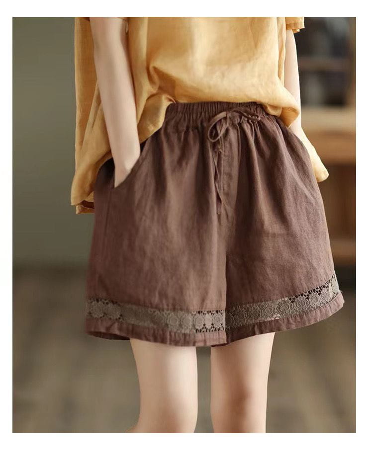 braune Baumwoll-Leinen-Shorts mit Tunnelzugbund und zarter Spitzenverzierung am Saum, als Teil der Kollektion der Baumwoll-Leinen-Hosen mit Schnürung.