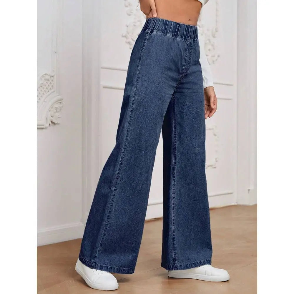 Pantalon en denim à jambes larges délavage clair en délavage bleu moyen, coupe taille haute et taille élastique, fabriquée dans un tissu en denim