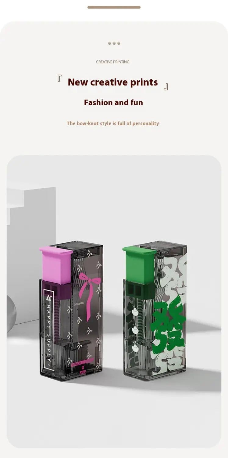Dos cajas portátiles rectangulares transparentes para hilo dental con dispensadores automáticos de apertura emergente, con diseños de patrones coloridos y tapas de colores contrastantes, que incluyen un lazo rosa sobre un fondo oscuro, y caracteres estilizados verdes.