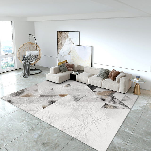 moderner abstrakter Kristall-Velours-Wohnzimmerteppich mit einem geometrischen Design und abstrakten Dreiecks-Zeichnungen in Schattierungen von Weiß, Grau und Beige.