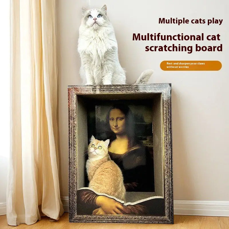 Eine weiße flauschige Katze sitzt oben auf einem multifunktionalen Kratzbrett mit ornate silbernem Rahmen, das so gestaltet ist, dass es dem Gemälde „Mona Lisa“ ähnelt, im „Mona Lisa Cat Nest Scratching Board“ mit prunkvollem Rahmen.