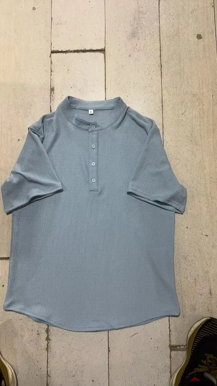 Polo en maille côtelée bleu clair à manches courtes et patte boutonnée, en coton lin pour hommes, au style henley rétro texturé.