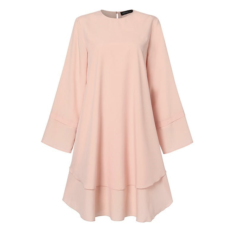 Ein zartes rosafarbenes einfarbiges Rüschenvolant-Langtuniken-Kleid mit Ärmeln in Dreiviertellänge und einem gestuften, fließenden A-Linien-Saum, entworfen als Partykleid.