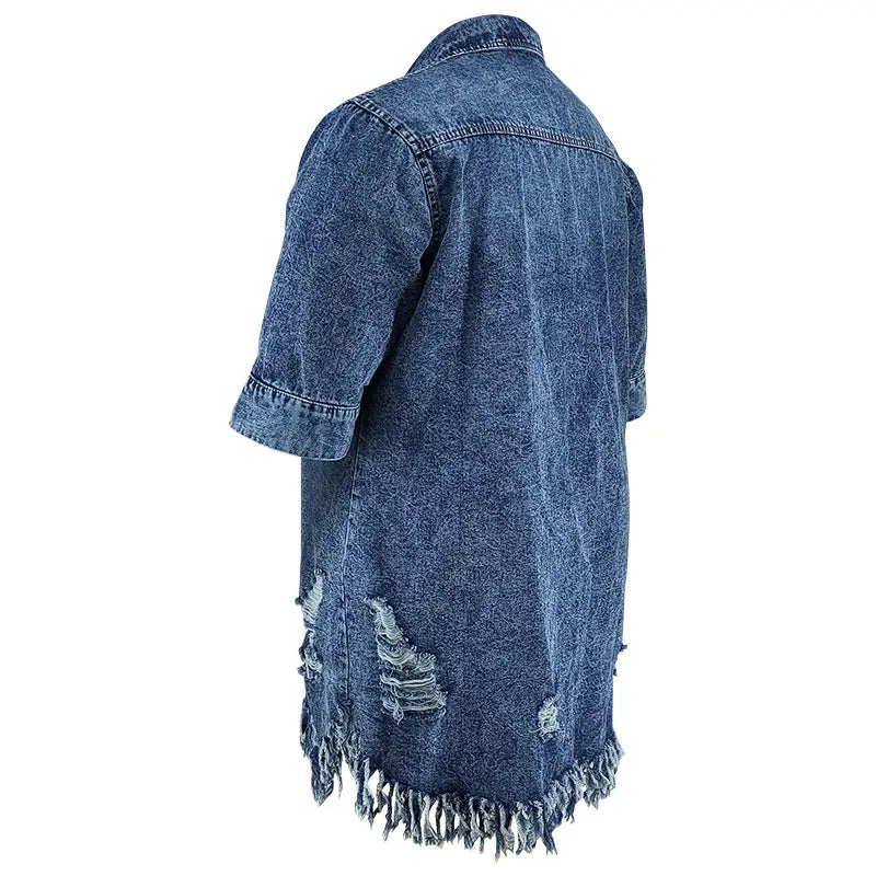 Robe chemise midi en denim bleu à ourlet effiloché abîmé, avec chemise en denim abîmée à manches courtes et ourlet effiloché, en denim bleu.
