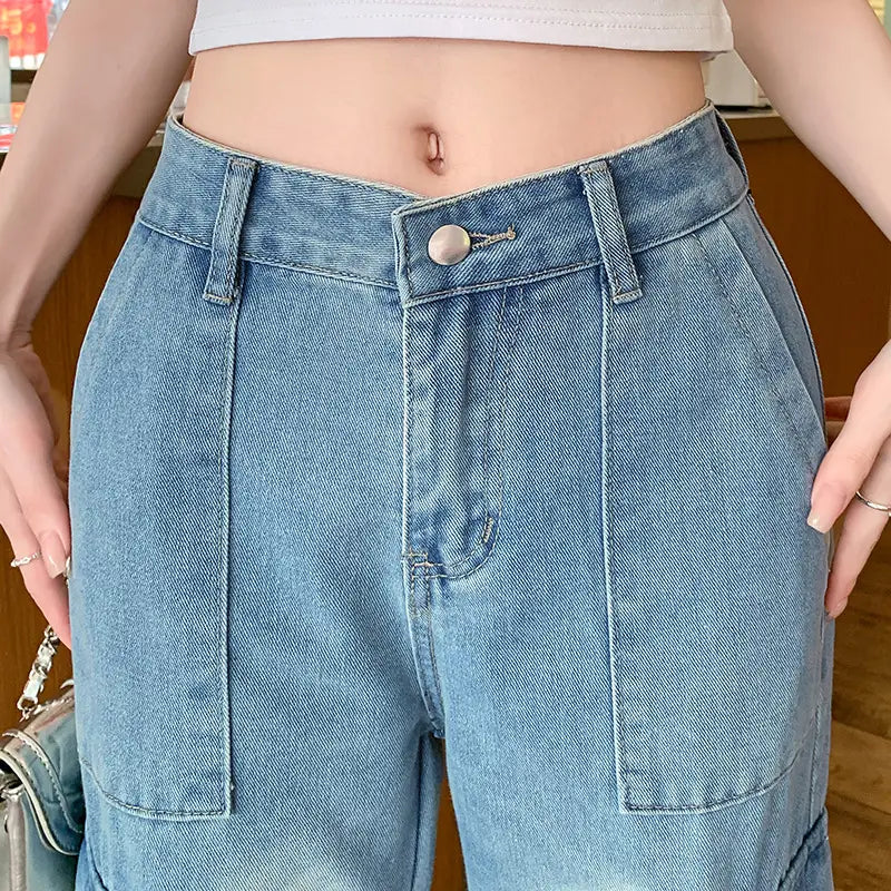 Jeans-Cargohose mit hoher Taille aus hellem Denim und weitem Bein-Schnitt mit Vorder- und Taschen.