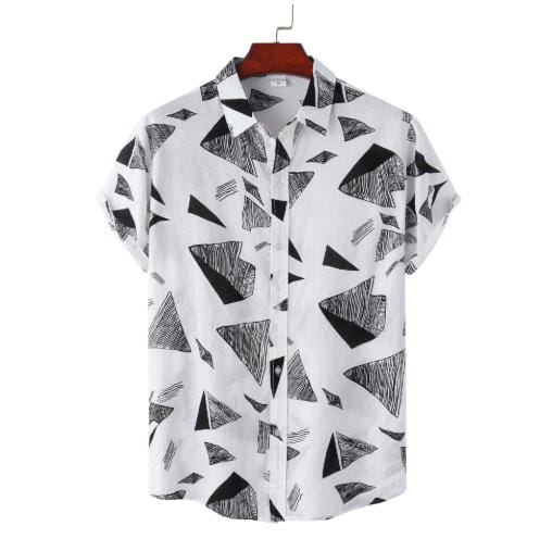 Camisa blanca de manga corta y estilo vintage relajado con un patrón de estampado de triángulos geométricos negros.