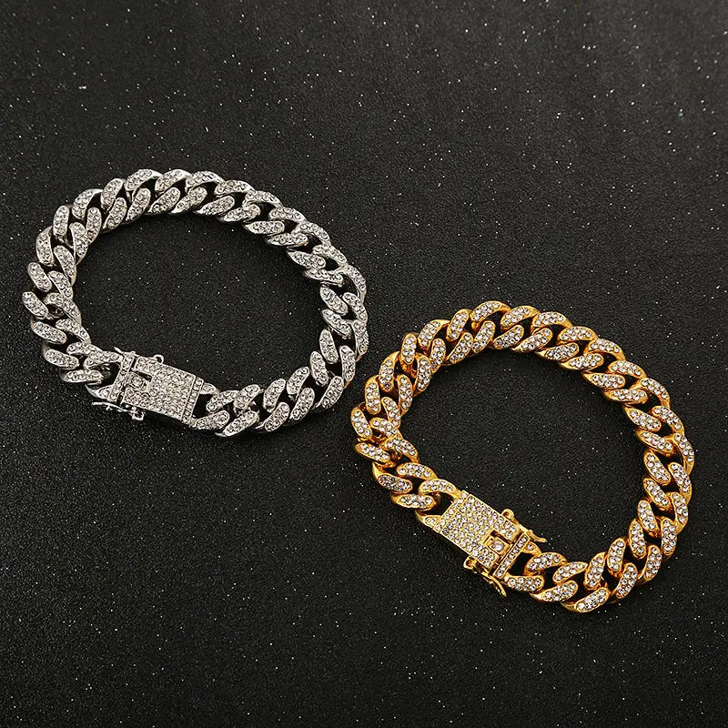 deux colliers pour animal en chaîne cubaine « glacés », avec un bracelet de style chaîne, l’un argenté et l’autre doré, ornés de nombreuses cristaux transparents le long de chaque segment