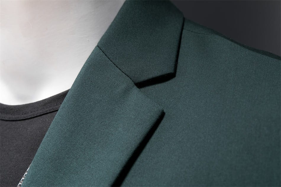 Cuello de la chaqueta de vestir empresarial de pana verde oscuro con ajuste slim con acabado de tejido liso y estructurado