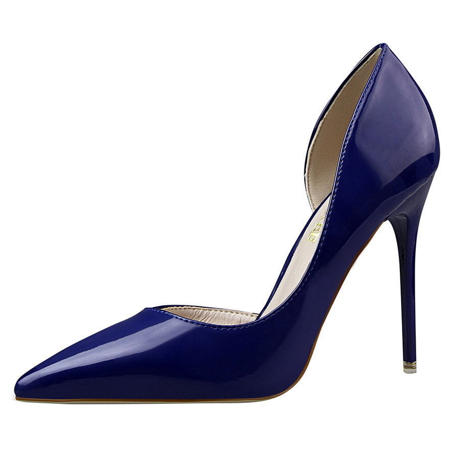 Elegante Pumps aus königsblauem Lackleder mit spitzer Zehenpartie, D’Orsay-Absatz, mit einem seitlichen Ausschnitt.