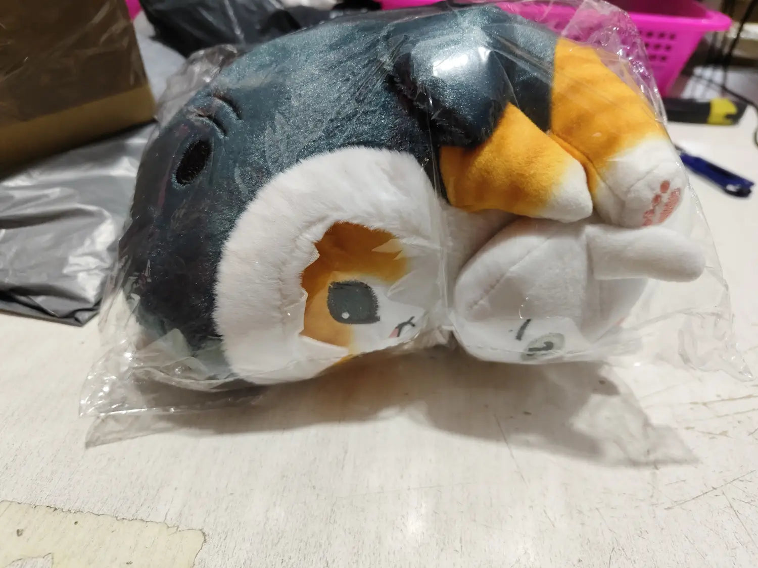 「Cat Shark Plush Keychain Japanese Cat Doll Pendant」コレクションの、暗い青と白のペンギンに、くちばし・足・目のパッチにオレンジのアクセントが入ったぬいぐるみキーホルダー。