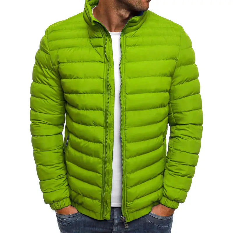 Doudoune matelassée vert lime éclatant pour homme avec col montant et fermeture à glissière, conçue pour la chaleur et le style.