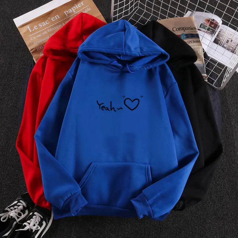 Sudadera con capucha aislada y forro polar azul, con hilo negro bordado del diseño de corazón 'yeah' en la parte posterior.
