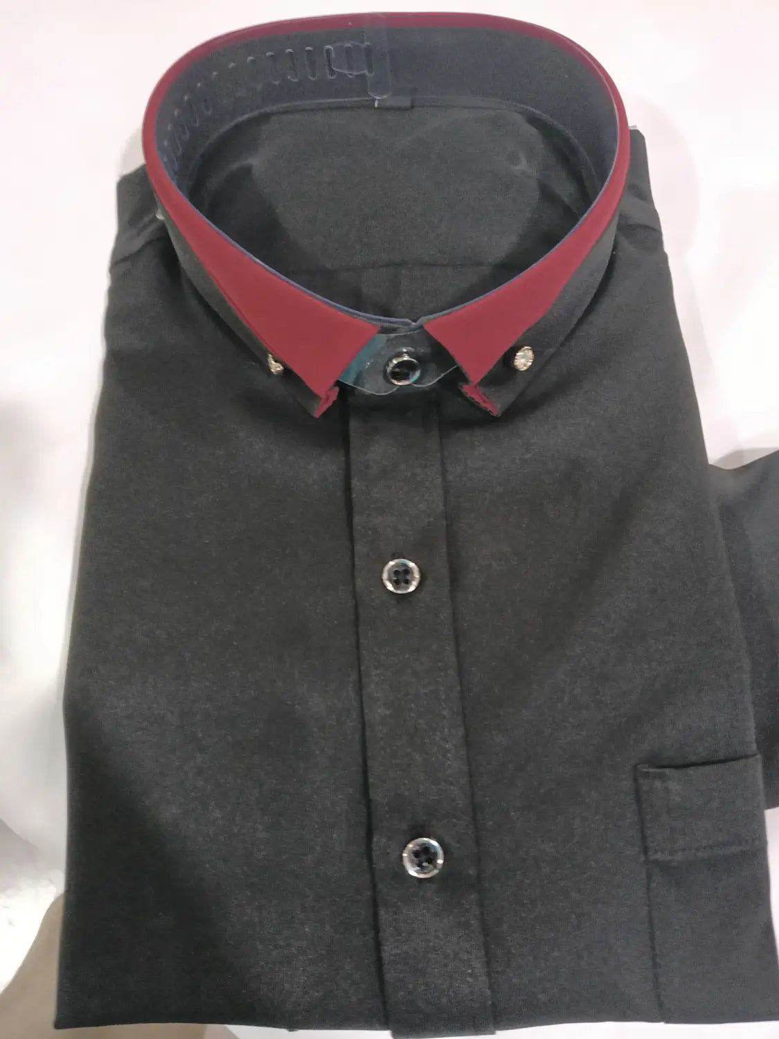 Herren Stretch-Anzughemd mit Kontrastkragen in Schwarz mit rotem Kragen und silberfarbenen Knöpfen, geeignet für formelle Anlässe.