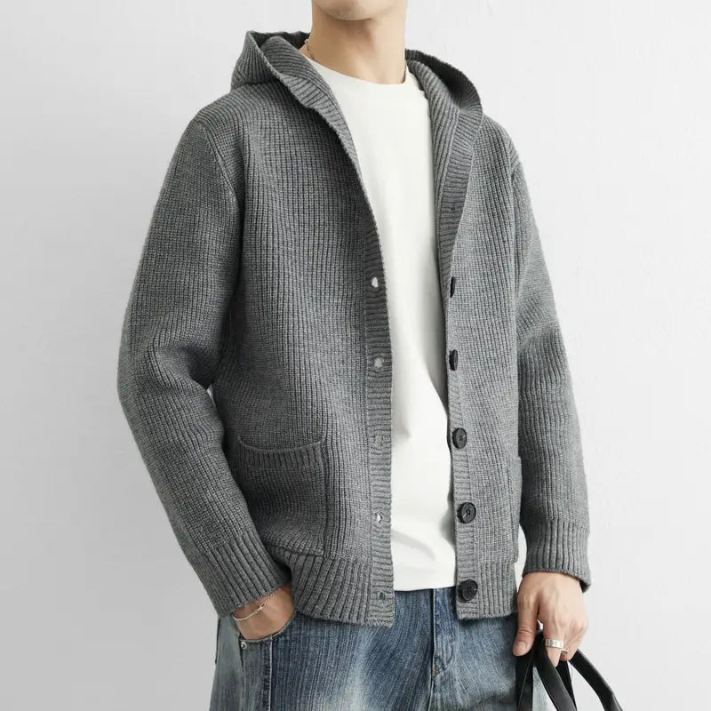 Grau meliertes Rippstrick-Kapuzencardigan mit schwarzen Knöpfen, entworfen als Casual-Pullover.