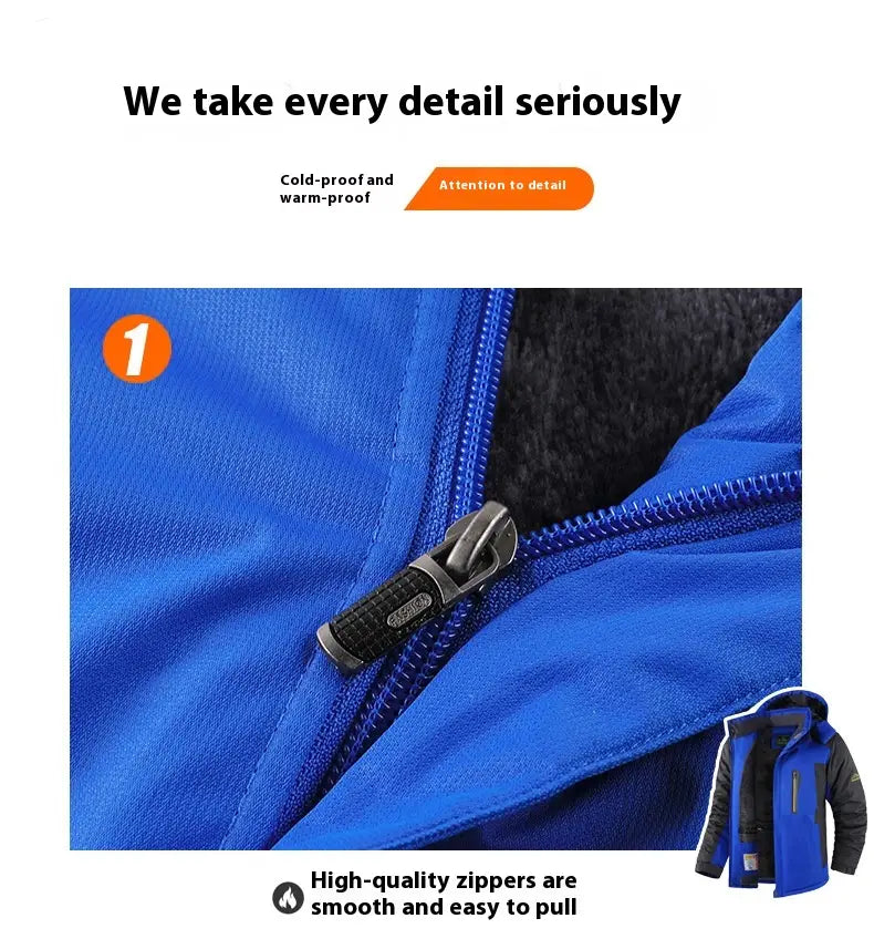 Herren-Fleece-gefütterte Winterjacke in Blau mit schwarzem Zipper-Anhänger und dickem Baumwollmantel, entwickelt für kaltes Wetter.