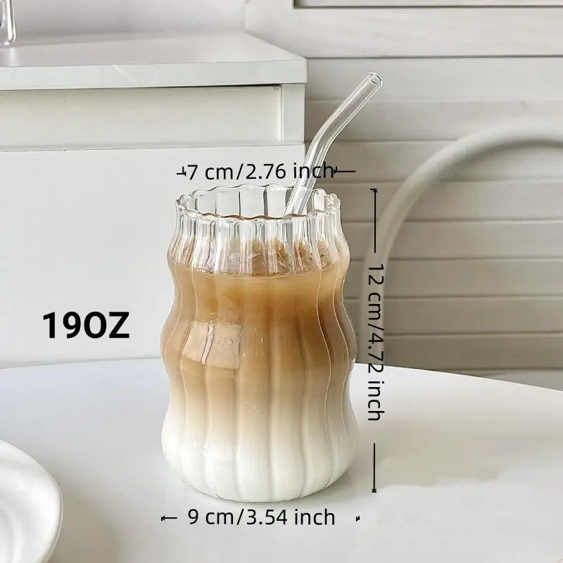 Ein 19-oz-klarer Glasbecher mit geflutigem geripptem Design und einer weißen Verlaufsbasis aus dem gerippten Glasbecher-Set mit Strohhalmen, 6-teiliges Set, 19 oz.