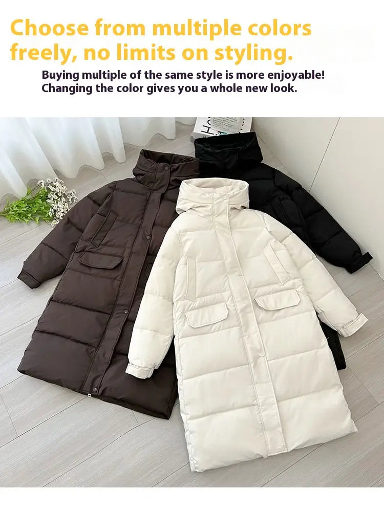 Manteau long matelassé à capuche pour femmes de couleur crème, avec un motif matelassé et des poches avant conçues pour les temps froids.