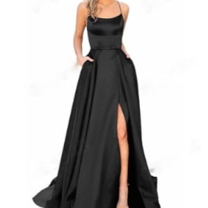 Elegantes schwarzes Satin-Abendkleid mit dünnen Spaghettiträgern und hohem Schlitz, entworfen als Satin-Bridesmaid-Party-Kleid mit hohem Schlitz.