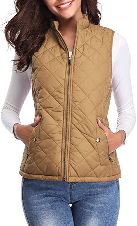 Chaleco acolchado de algodón color beige para mujer con cuello alto, cremallera frontal y dos bolsillos laterales.