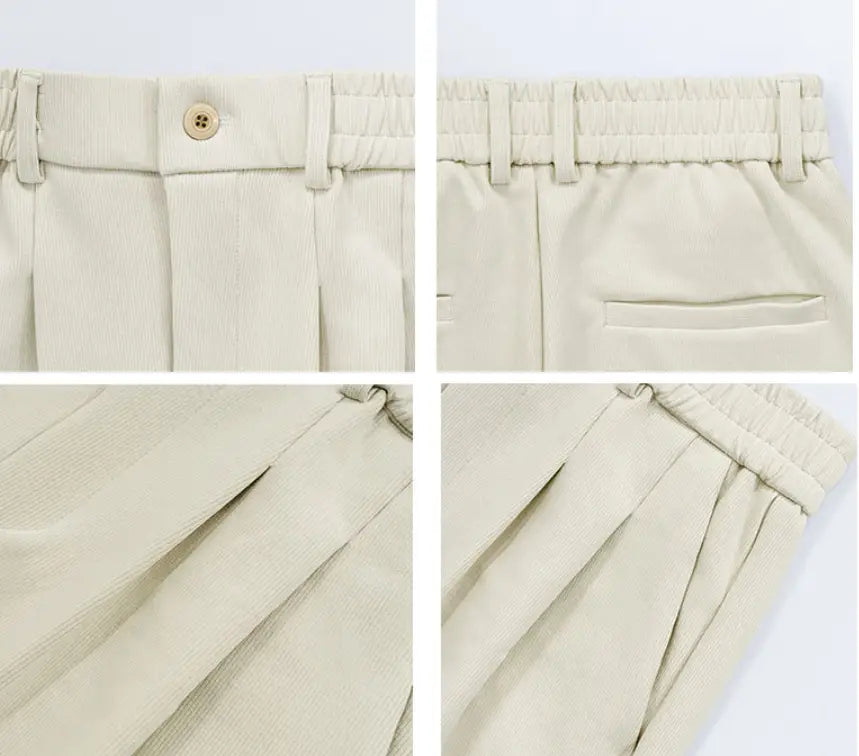 Pantalon pour hommes beige à plis et coupe ample à jambes larges et ajustement décontracté, avec une ceinture élastique et une fermeture à un seul bouton.