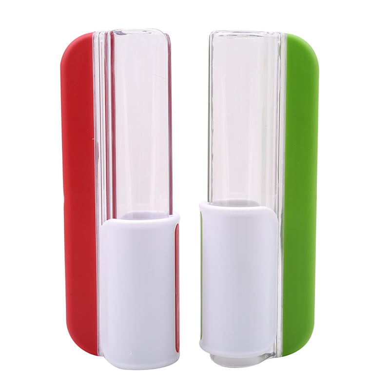 Trancheuse à fruits pour raisin et tomate, outil de cuisine, dotée de poignées en silicone rouge et verte, d’un boîtier en plastique transparent et de bases blanches pour une découpe aisée.