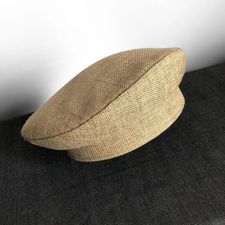 Béret en tissu tissé beige, avec une calotte arrondie souple et une bordure bien ajustée, conçu comme un béret noir en laine pour peintre pour femmes