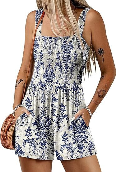Mono sin mangas con estampado floral azul y blanco, escote cuadrado y bolsillos laterales, diseñado para vestir en la playa durante el verano.