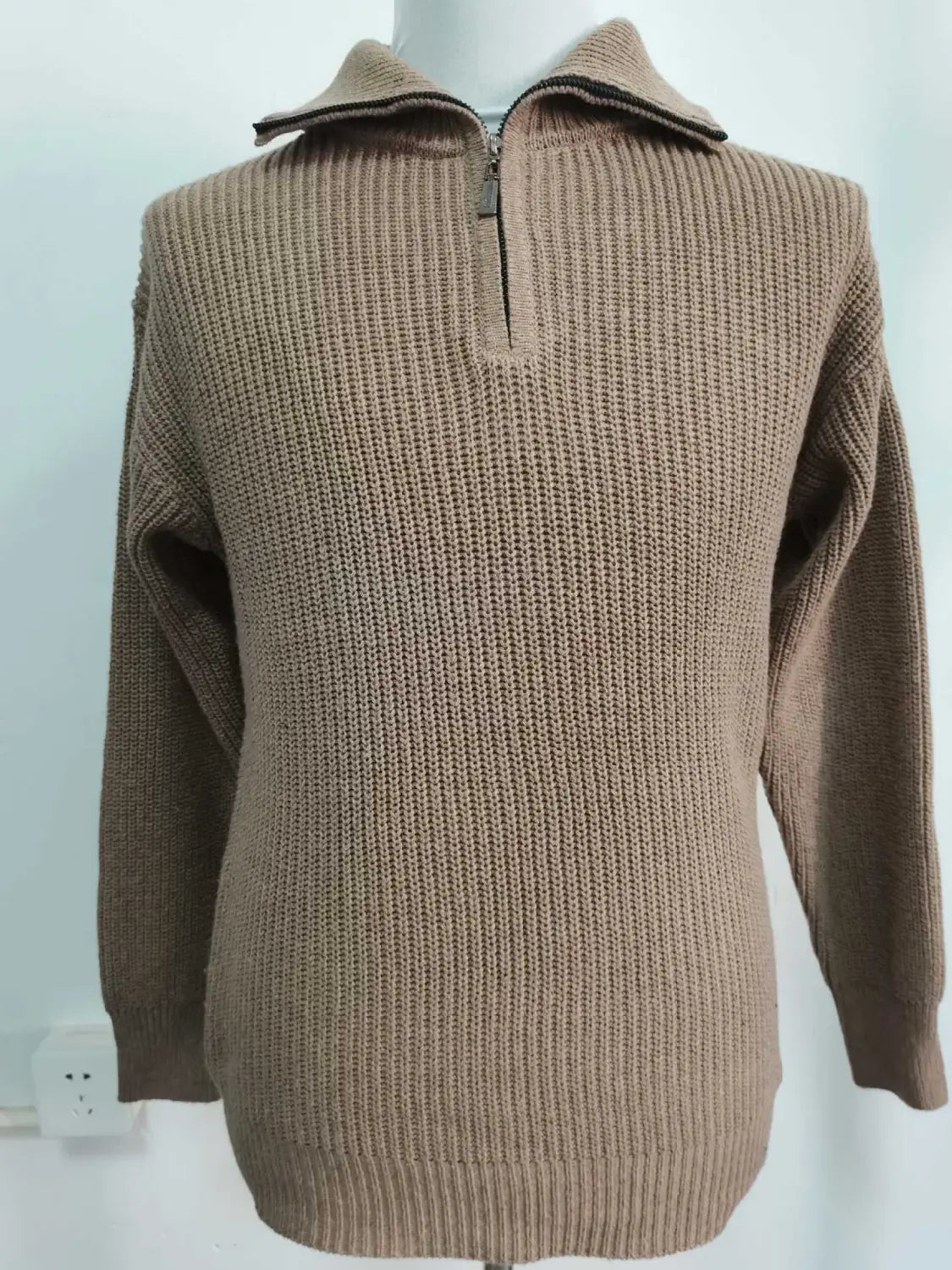 Beiger Herren-Halbrollkragen-Rippstrickpullover mit Halb-Zippkragen und passendem Zipper.