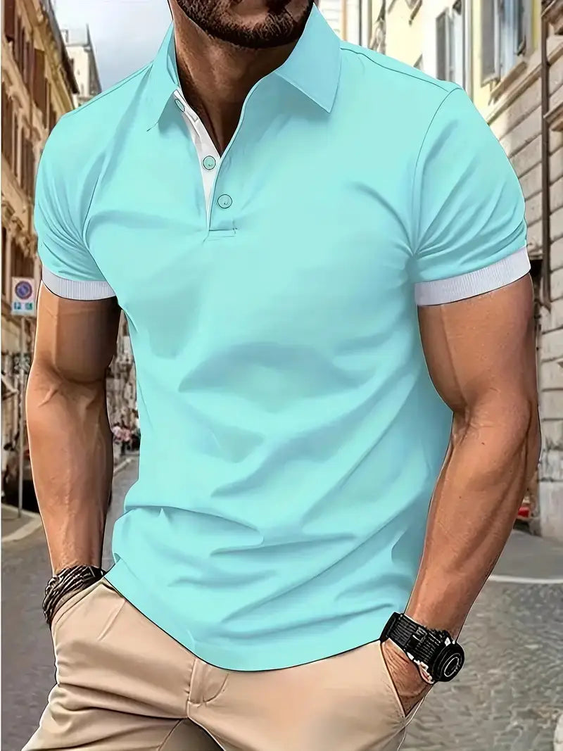 Ein hellblaues Kontrast-Herren-Poloshirt mit weißem Besatz an Kragen und Ärmelmanschetten aus atmungsaktivem Stoff, für den Freizeitgebrauch.
